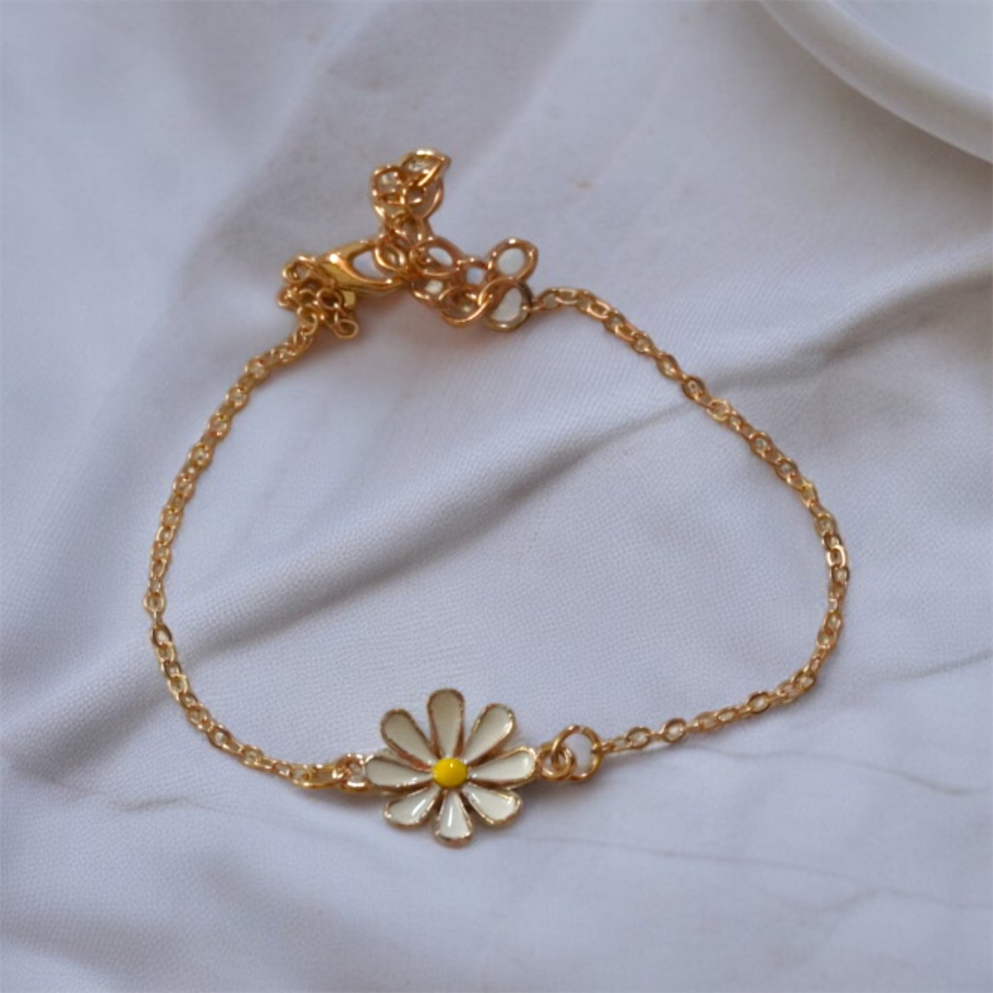 Daisy Chain Bracelet – Floral Charm for Everyday Elegance