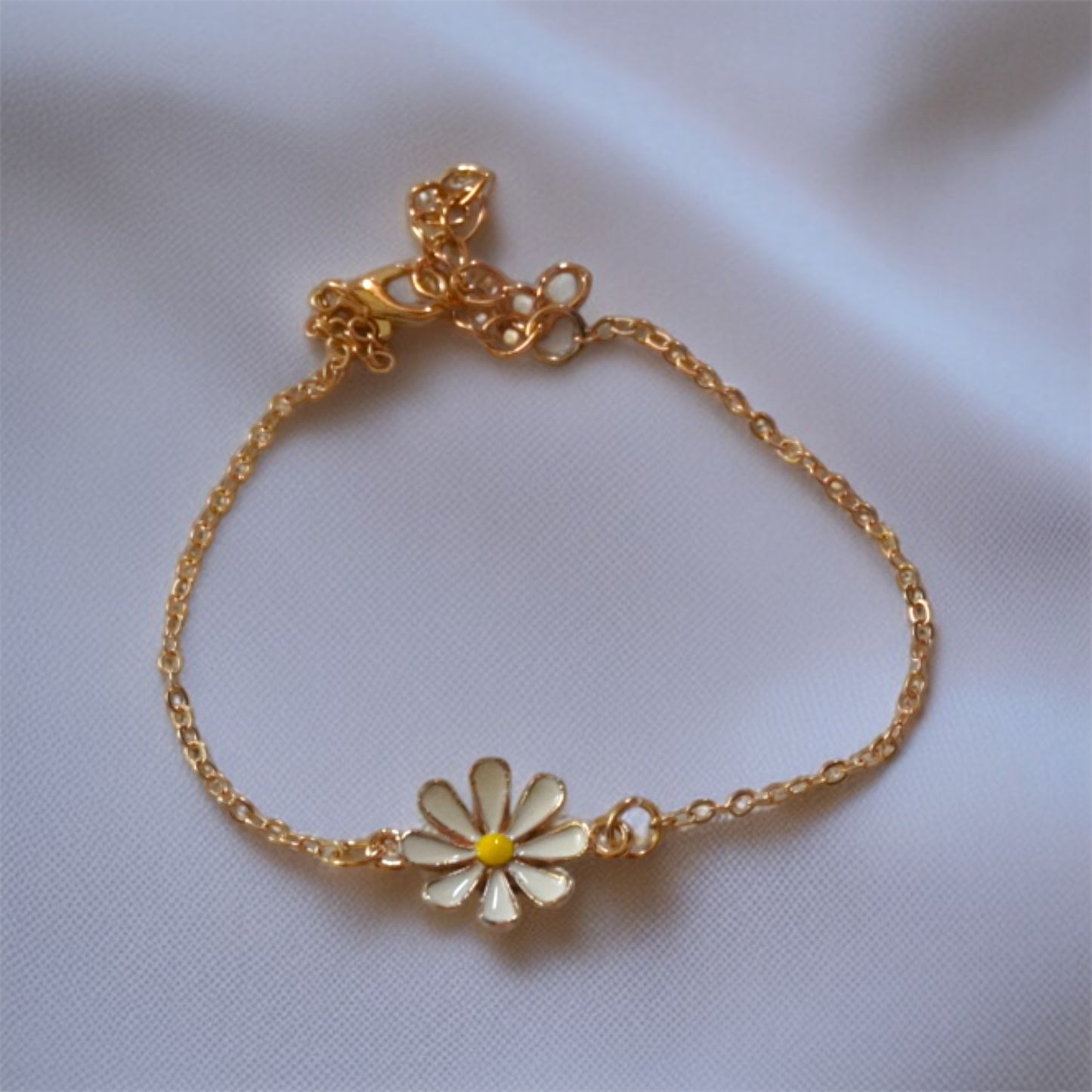 Daisy Chain Bracelet – Floral Charm for Everyday Elegance